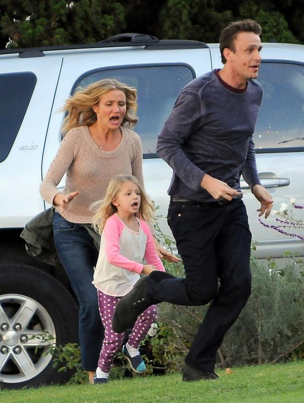 Cameron Diaz, Jason Segel und ein Kind rennen erschrocken vor einem Auto weg.