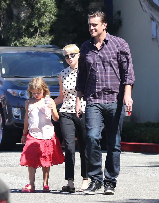 Michelle Williams mit ihrer Familie bei einem Spaziergang.