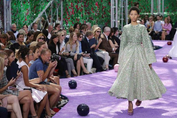 Haute Couture in Paris: Dior gab sich ganz romantisch