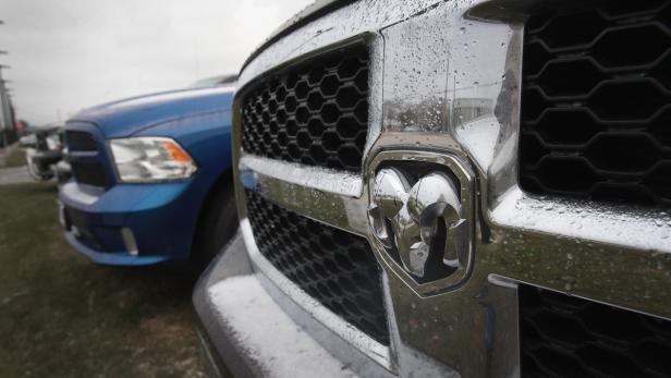 Der Kühlergrill eines Dodge Ram Pickups mit Wassertropfen.