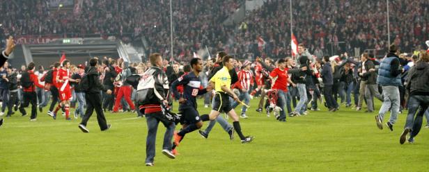 Fußball: Platzsturm in Düsseldorf