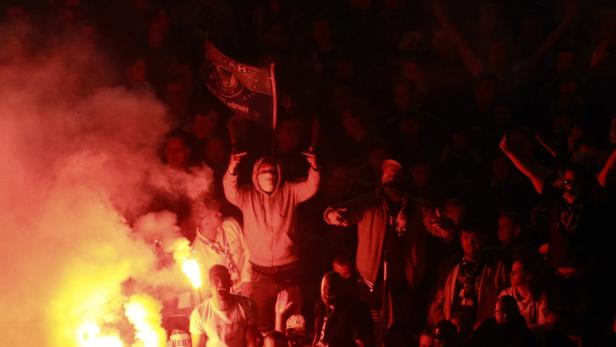 Fußball: Platzsturm in Düsseldorf