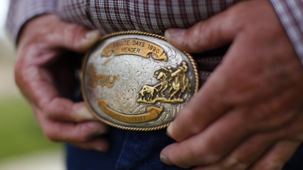 Nahaufnahme einer silbernen Gürtelschnalle mit der Aufschrift „Mesquite Days 1990 Header“.