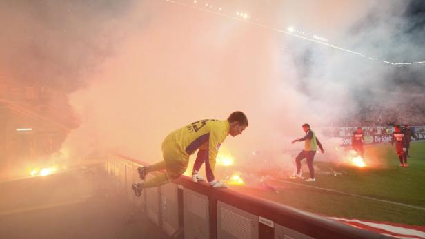 Fußball: Platzsturm in Düsseldorf