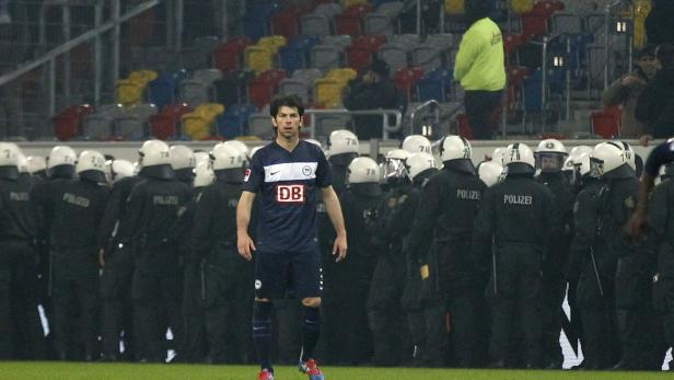 Fußball: Platzsturm in Düsseldorf