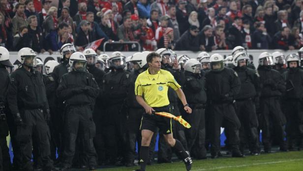 Fußball: Platzsturm in Düsseldorf