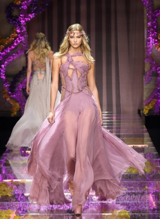 Haute Couture in Paris: Dior gab sich ganz romantisch