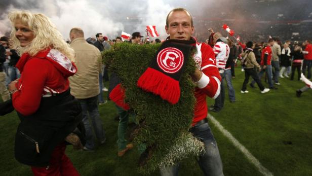 Fußball: Platzsturm in Düsseldorf