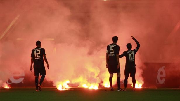 Fußball: Platzsturm in Düsseldorf