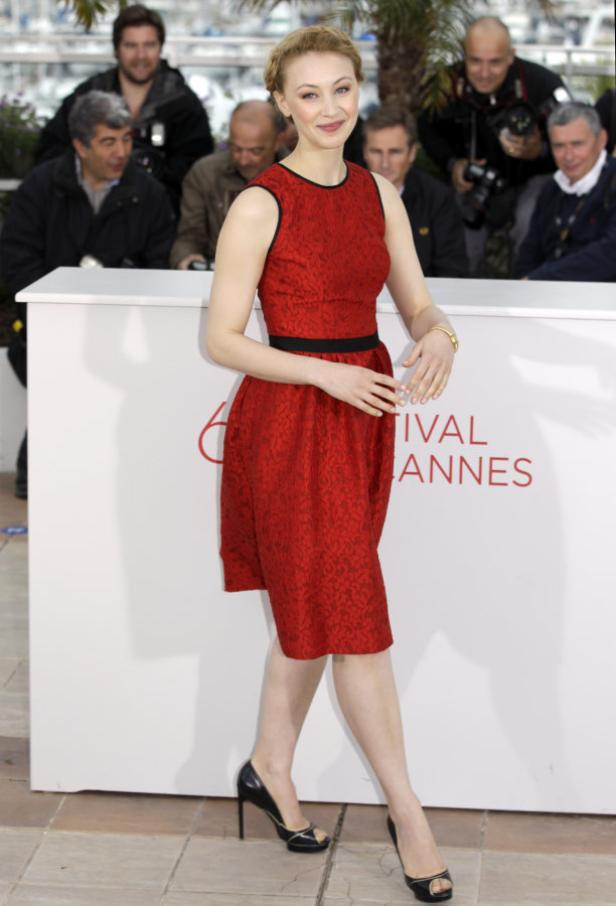 Sarah Gadon in einem roten Kleid bei den Filmfestspielen von Cannes.
