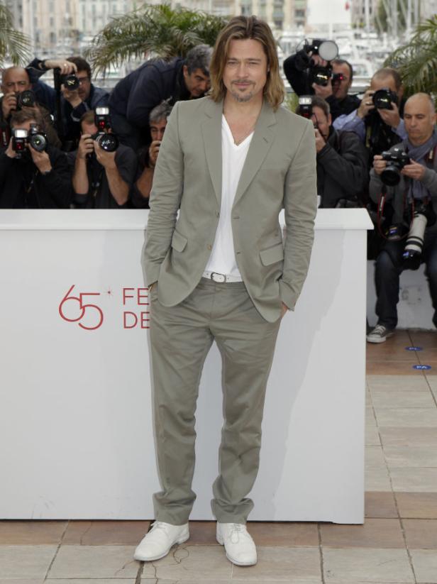 Brad Pitt posiert bei den Filmfestspielen in Cannes vor einer Wand aus Fotografen.