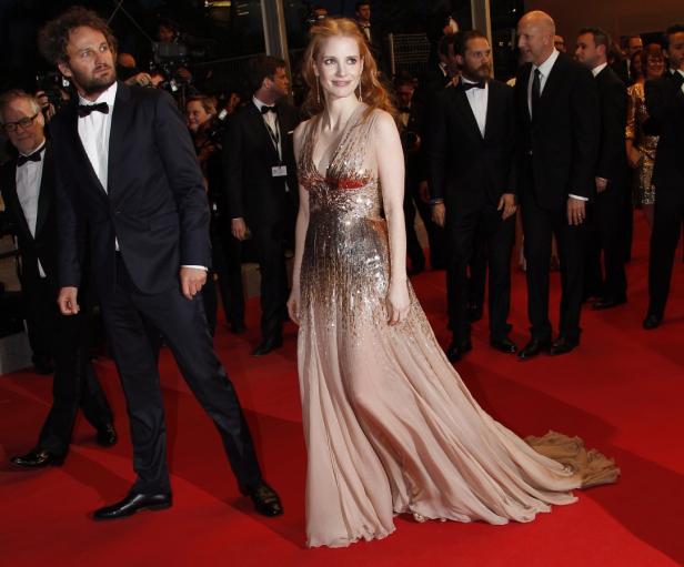 Jessica Chastain in einem langen, goldenen Kleid auf dem roten Teppich.