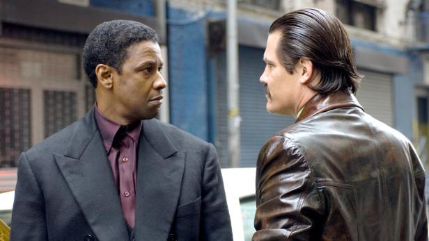 Denzel Washington und Josh Brolin stehen sich in einer Szene aus dem Film „American Gangster“ gegenüber.
