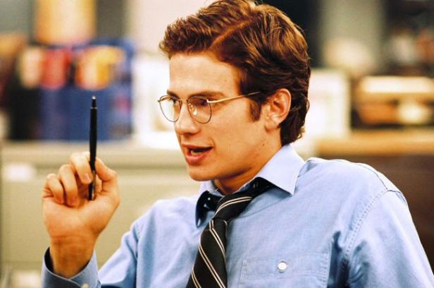 Hayden Christensen als Stephen Glass im Film „Shattered Glass“ mit einem Stift in der Hand.