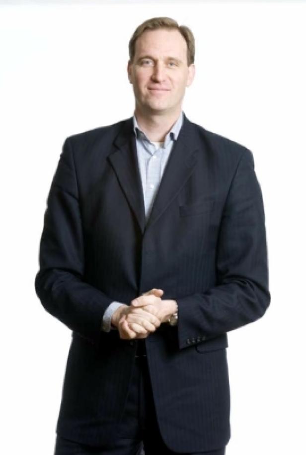 Henrik Ringmar, Tele2 Niederlande-Geschäftsführer/Tele2 Ein Mann in einem dunklen Anzug steht vor einem weißen Hintergrund.