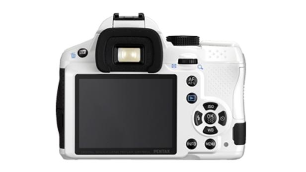 Die Rückseite einer weißen Pentax-Spiegelreflexkamera mit schwarzem Bildschirm.