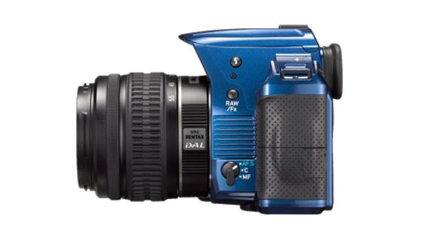 Eine blaue Pentax Spiegelreflexkamera mit einem Zoomobjektiv.