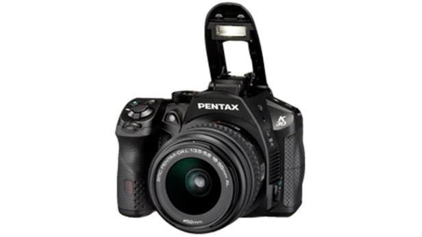 Eine schwarze Pentax KS-2 Spiegelreflexkamera mit ausgeklapptem Blitz.