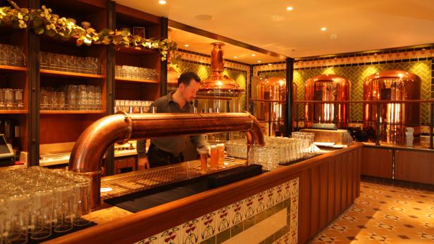 Ein Braumeister zapft Bier in einer traditionellen Brauerei.