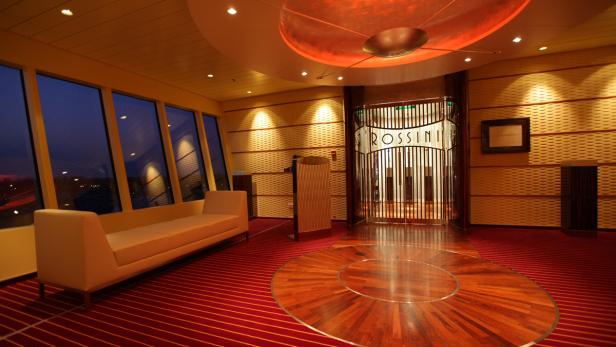 Ein Wartebereich vor dem Restaurant „Rossini“ auf einem Kreuzfahrtschiff.