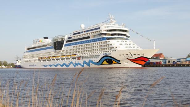 Das Kreuzfahrtschiff AIDAmar liegt im Hafen.