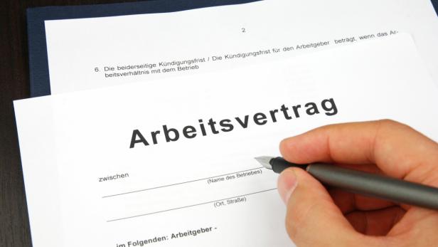 Arbeitsvertrag Dokument mit blauer Mappe mit Hand …