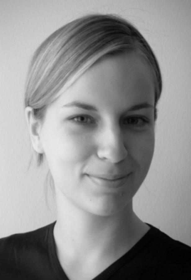 Schwarzweiß-Porträt einer Frau mit blonden Haaren.