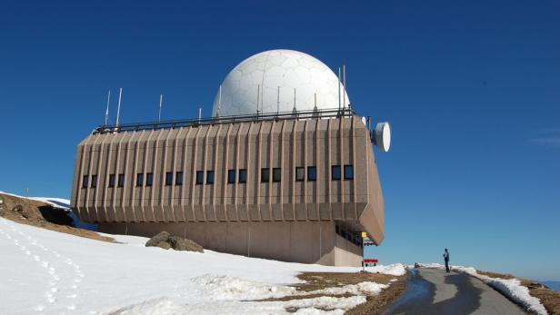 Das Radom auf dem Feldberg im Schwarzwald unter blauem Himmel.