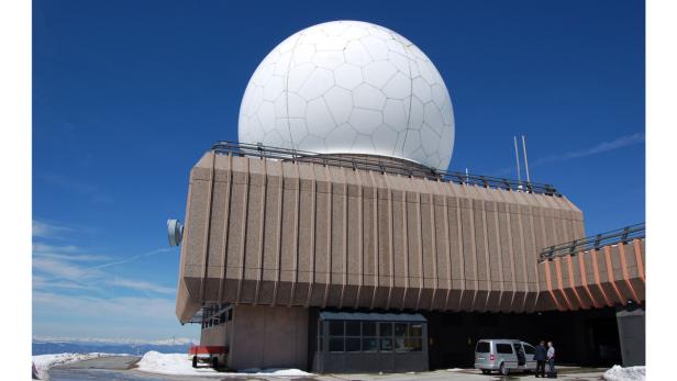 Das Radom auf dem Feldberg im Taunus unter blauem Himmel.
