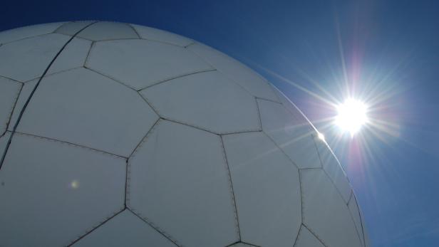 Eine geodätische Kuppel unter einem strahlend blauen Himmel.