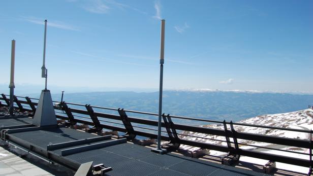 Blick von einer Aussichtsplattform auf eine Berglandschaft.