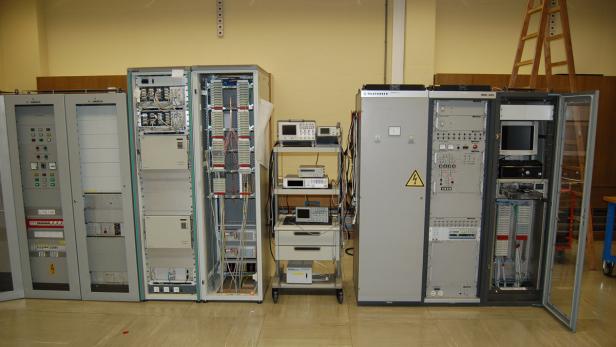 Mehrere Schaltschränke und Messgeräte stehen in einem Raum.