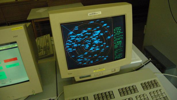 Ein Radarbildschirm zeigt Flugzeugpositionen und -routen an.