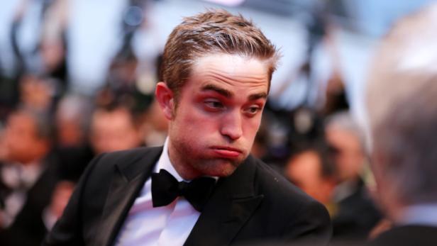 Robert Pattinson zieht auf dem roten Teppich eine Schnute.