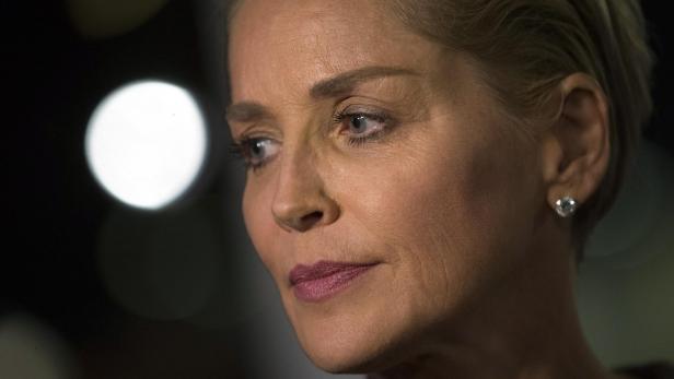 Nahaufnahme von Sharon Stone mit einem Diamantenohrring.