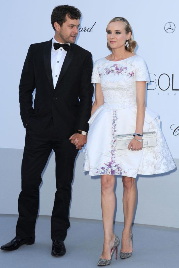 Diane Kruger und Joshua Jackson halten Händchen auf dem roten Teppich.