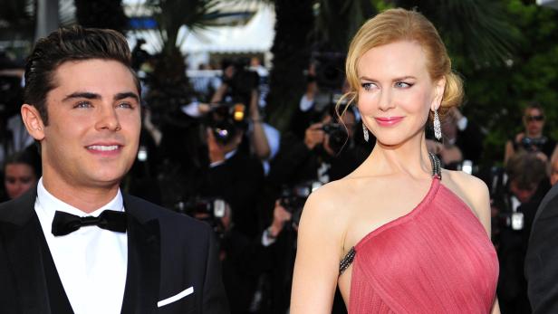 Zac Efron und Nicole Kidman posieren auf einem roten Teppich.