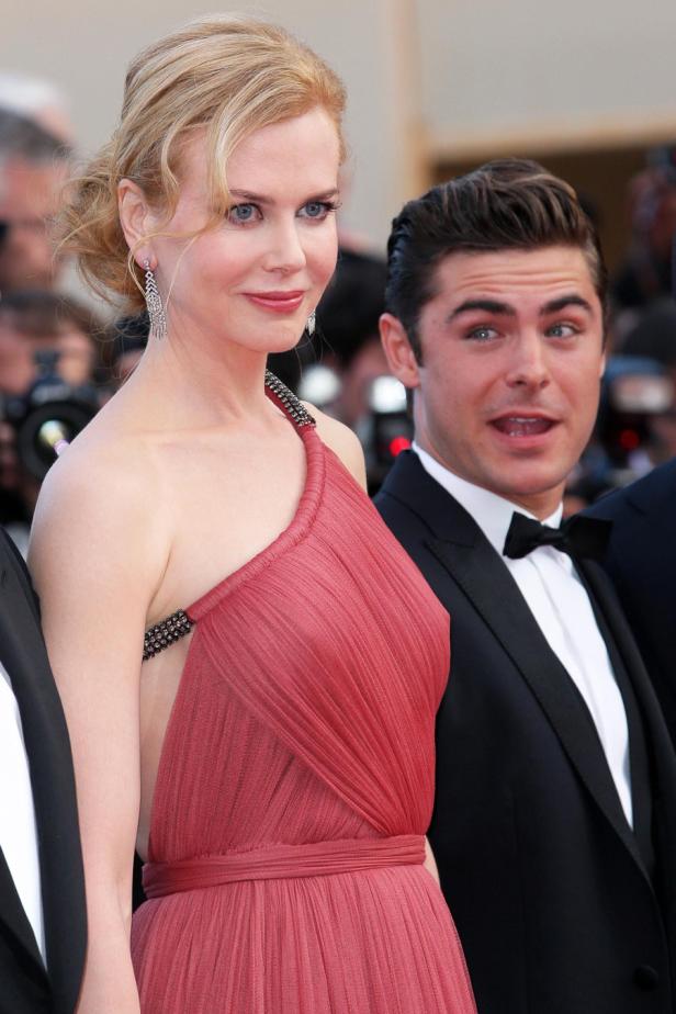 Nicole Kidman und Zac Efron posieren auf dem roten Teppich.