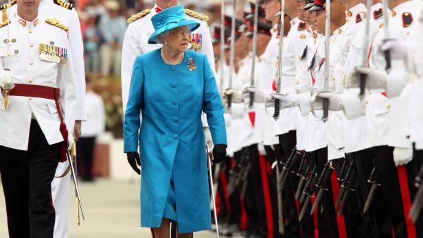 Königin Elisabeth II. schreitet eine Ehrenformation ab.