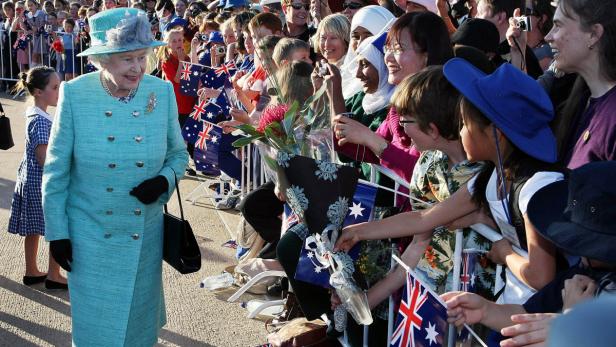 Königin Elisabeth II. trifft eine Menschenmenge mit australischen Flaggen.