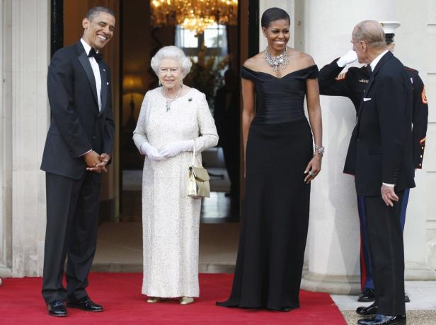 Barack Obama, Königin Elisabeth II. und Michelle Obama bei einem formellen Treffen.