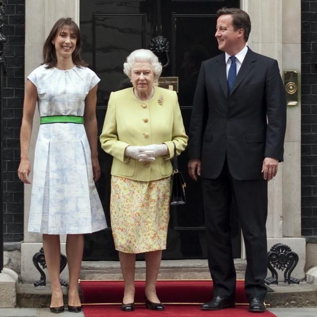 Samantha Cameron, Königin Elisabeth II. und David Cameron vor der Downing Street 10.