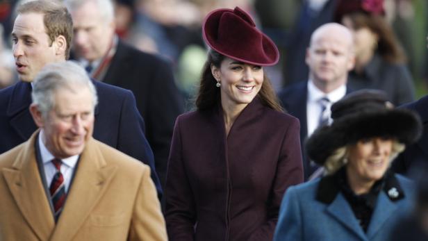 Kate Middleton mit Prinz William, König Charles und Camilla bei einer Veranstaltung.