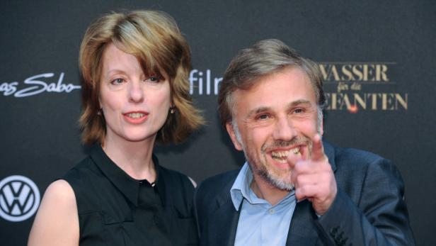 Christoph Waltz mit Begleitung bei einer Filmpremiere.