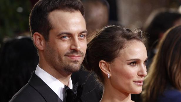 Natalie Portman mit ihrem Ehemann Benjamin Millepied auf einem roten Teppich.
