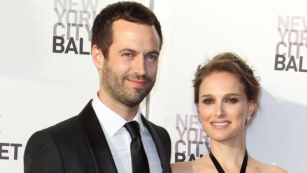 Natalie Portman und Benjamin Millepied posieren zusammen auf einem Event.