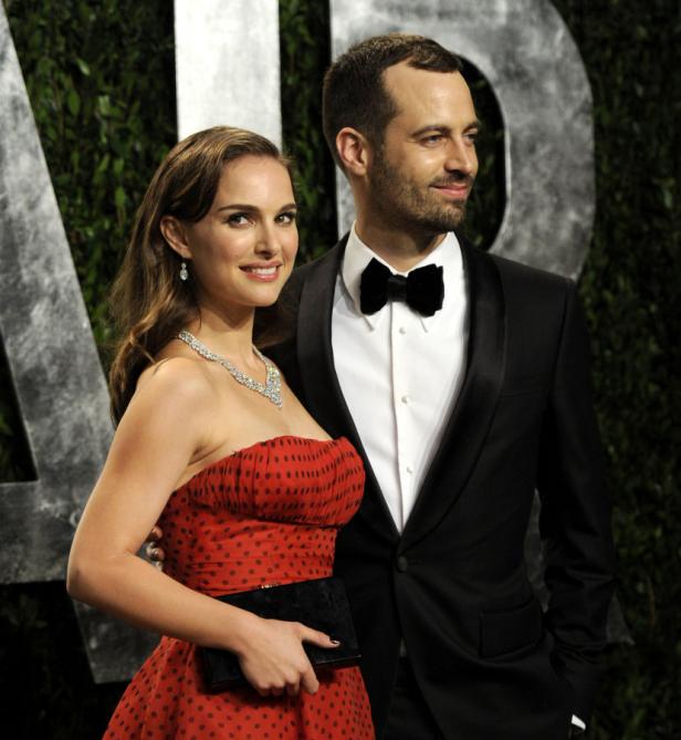 Natalie Portman und Benjamin Millepied posieren auf dem roten Teppich.