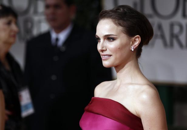Natalie Portman auf dem roten Teppich mit einem rot-pinkfarbenen Kleid.