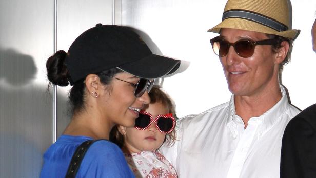 Matthew McConaughey mit seiner Frau und Tochter, die Sonnenbrillen tragen.