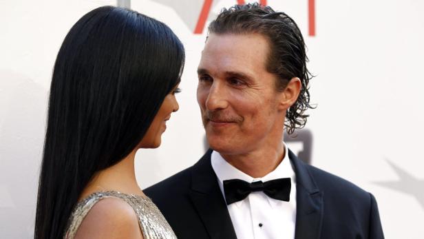 Matthew McConaughey mit einer Frau auf einem Event.